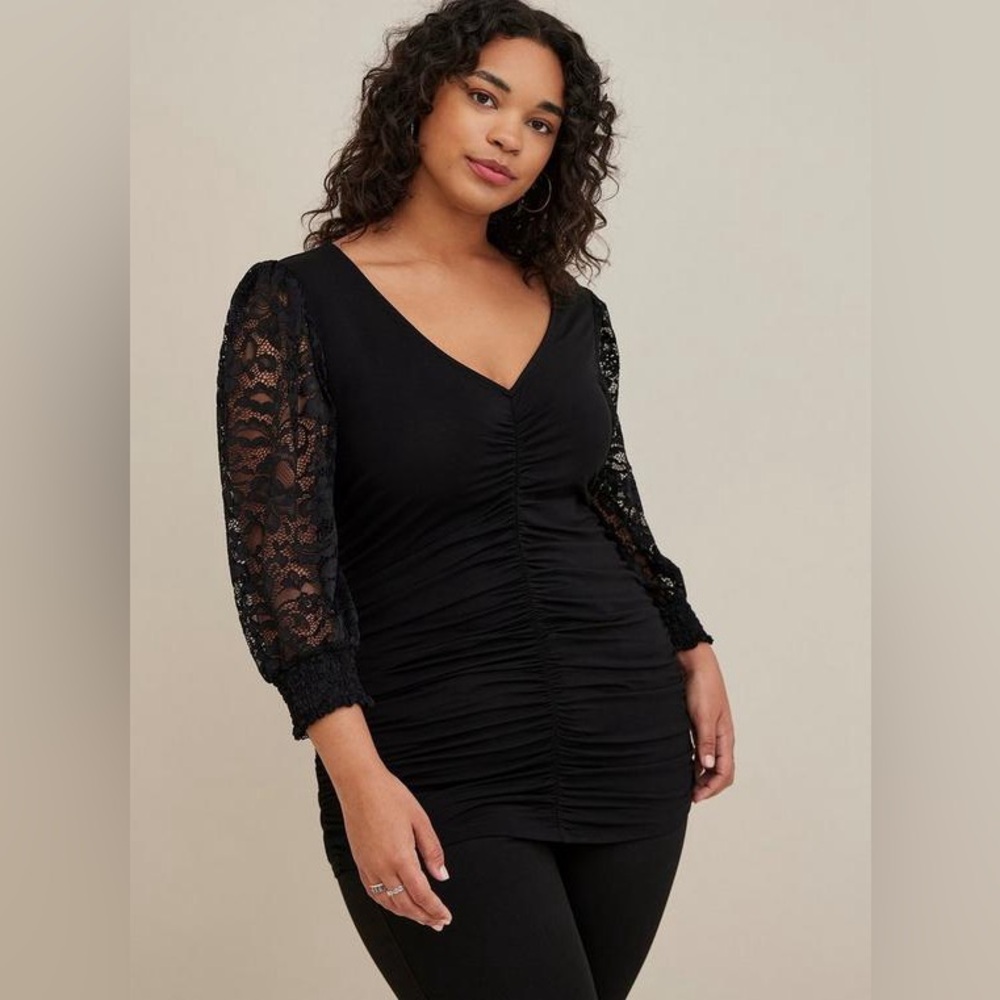 Torrid size 1 Lace V-Neck Ruched Front Long Sleeve Top